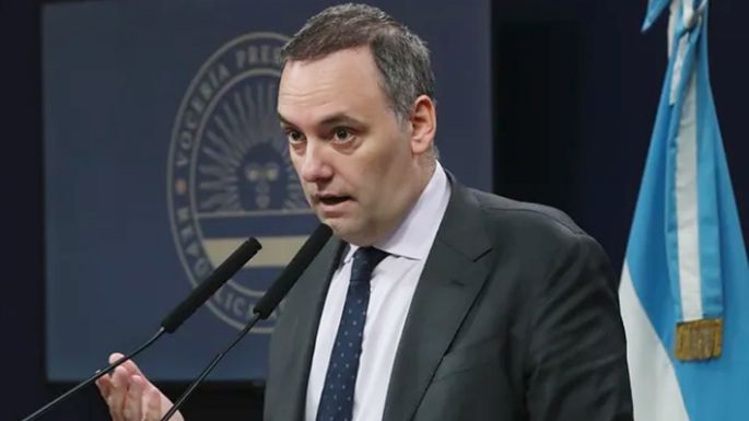 Manuel Adorni asume como director de YPF por el Estado nacional