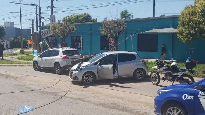 Un poste se cayó sobre dos autos