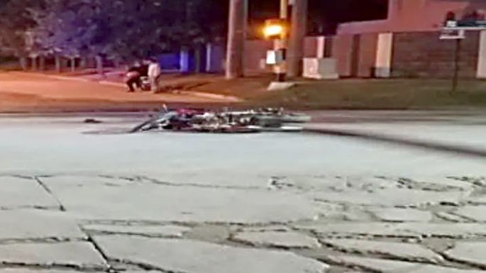 Murió un adolescente en moto al chocar contra un camión