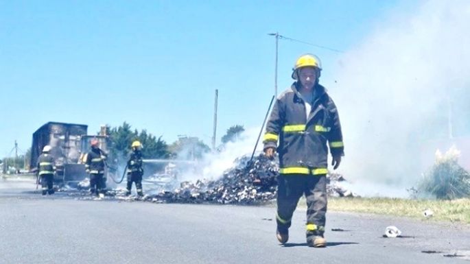 Colapso en la ruta 2 al incendiarse un camión