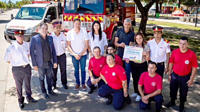 La vicegobernadora entregó una ayuda económica a los Bomberos Voluntarios
