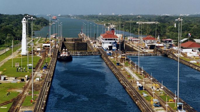 Chocan por Canal de Panamá