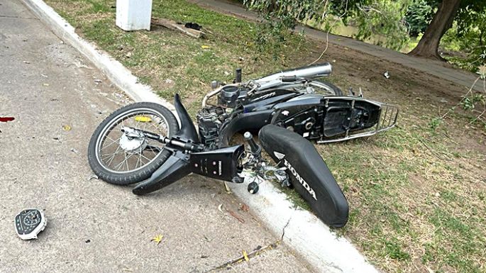 Murió una adolescente al caer de la moto en barrio Santa Ana