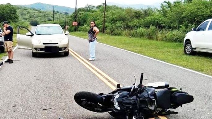 Motociclista herido de gravedad y un auto totalmente quemado