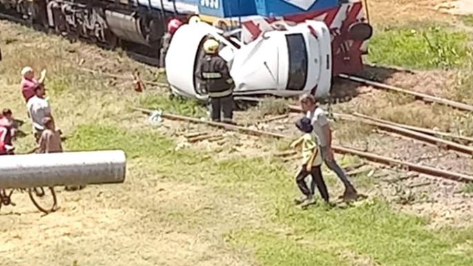 El tren arrastró casi 100 metros un auto y el conductor se salvó