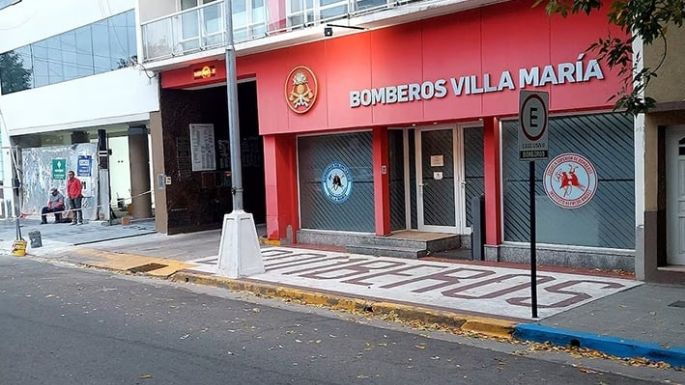 Motociclista herida tras chocar un auto estacionado
