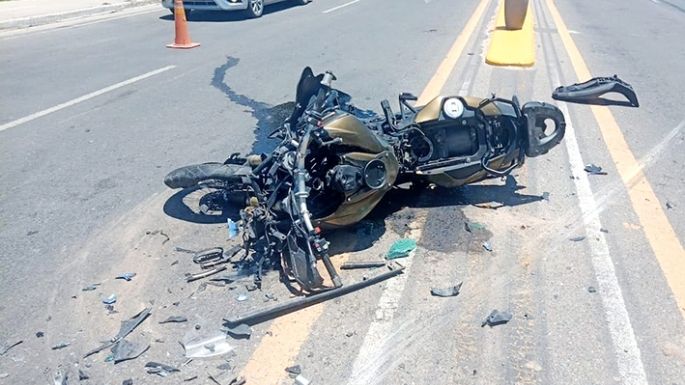 Giró en U, la embistió una moto y murió el conductor