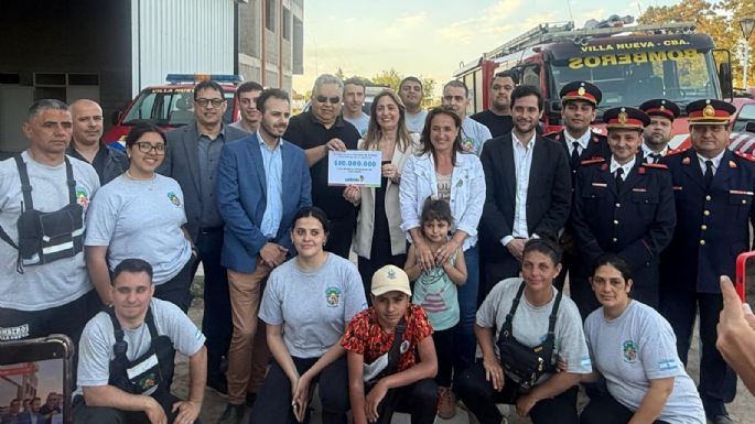 Bomberos recibieron apoyo económico para sus cuarteles