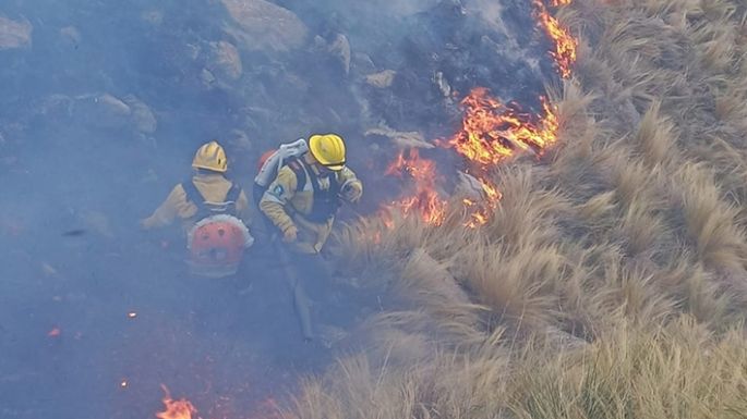 Bomberos combaten dos focos  en áreas de muy difícil acceso