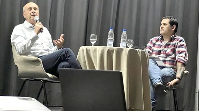 Raúl Costa presentó su libro ante una multitud en el shopping