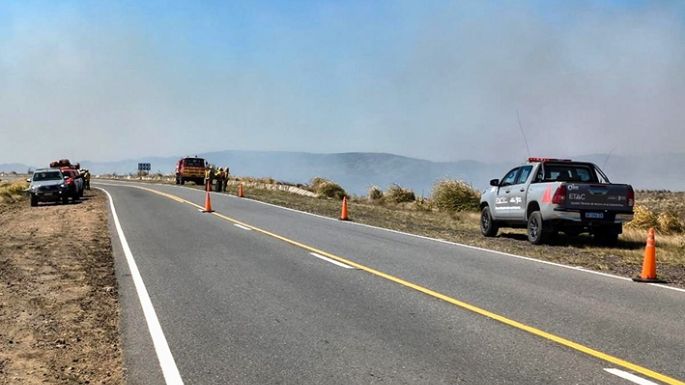 Fuego sin control: sigue cortado el Camino de las Altas Cumbres