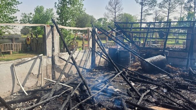 Voraz incendio destruyó el quincho del Club Chañares