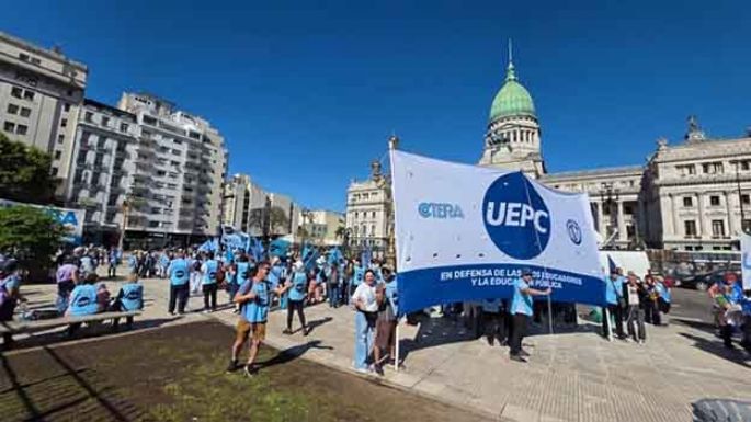 Alto acatamiento al paro docente