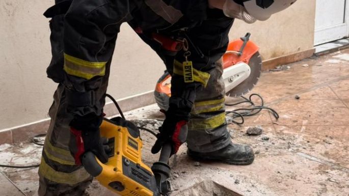 Bomberos rescataron a un cachorro que cayó a un desagüe