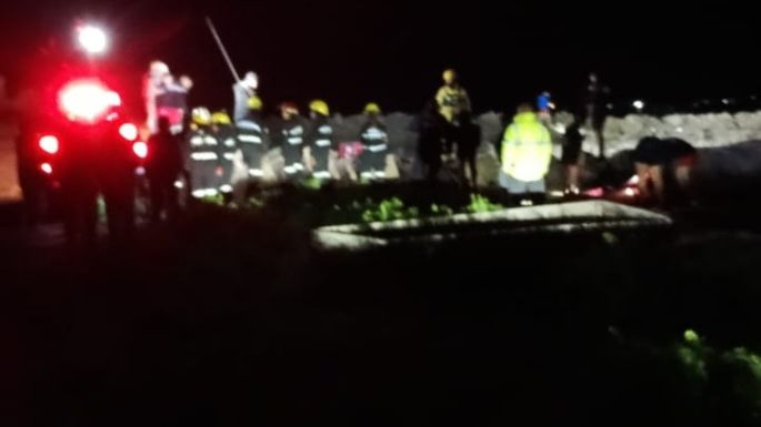 Intensa búsqueda de un menor en la laguna de un tambo