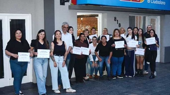 Primeras egresadas en Manicuría