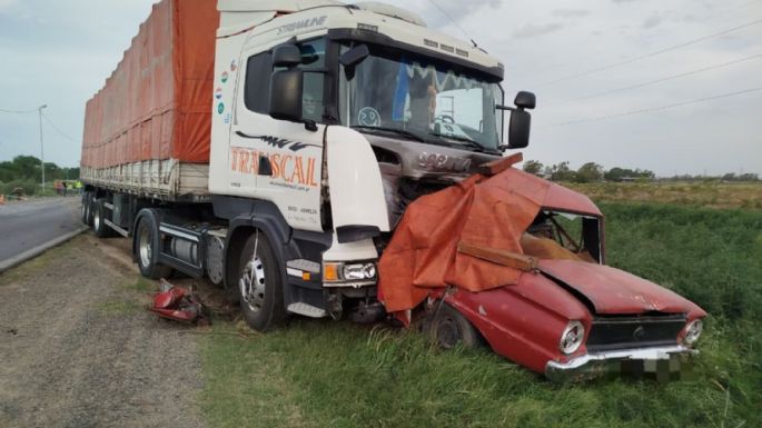 Conductor murió al chocar de frente con un camión
