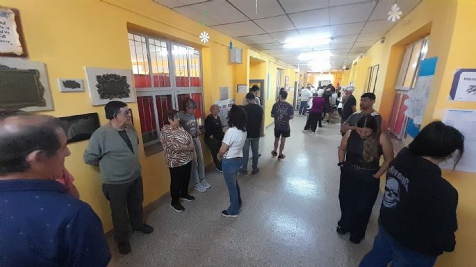 Hasta el mediodía solo votó el 23 % del padrón