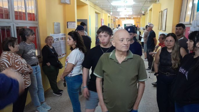 Hasta el mediodía solo votó el 23 % del padrón
