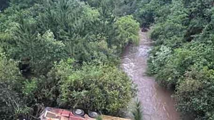 Un colectivo chocó con un auto, cayó a un río y hay 9 muertos