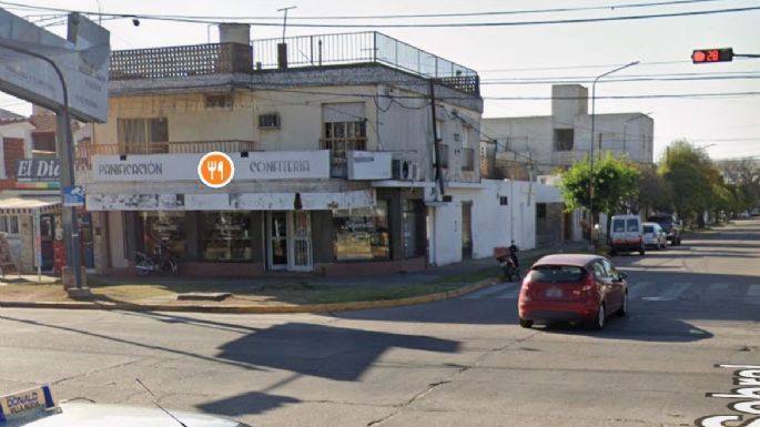Una mujer tuvo traumatismo de cráneo al chocar en esquina semaforizada
