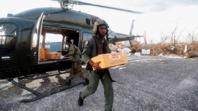 Llegan aviones con ayuda humanitaria y helicópteros