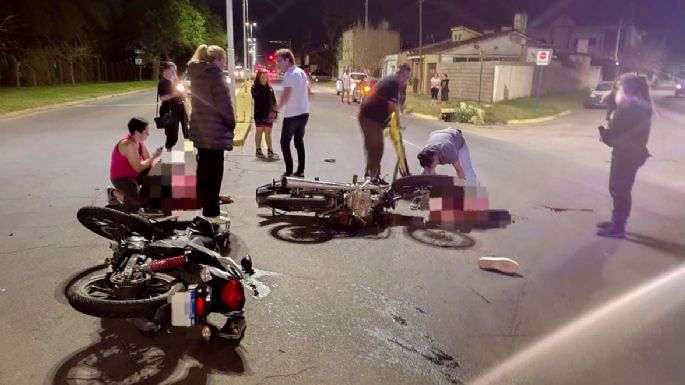 Jóvenes con graves heridas  al chocar dos motocicletas
