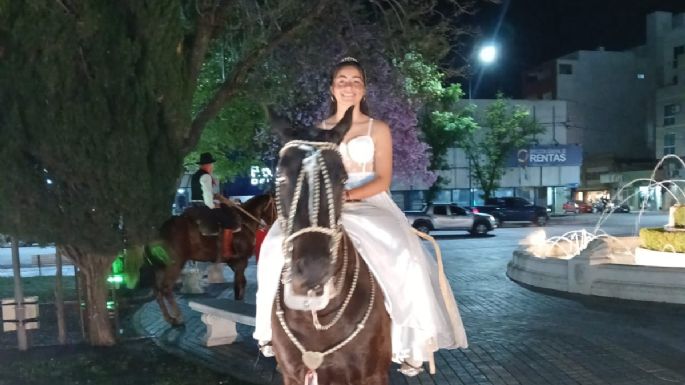 Quinceañera cruzó la ciudad a caballo para llegar a su fiesta