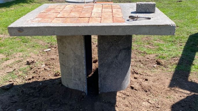 Renuevan asadores, mesas y bancos en la costanera