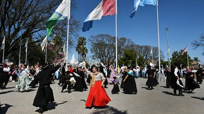 Varios vecinos celebraron el cumpleaños en la plaza
