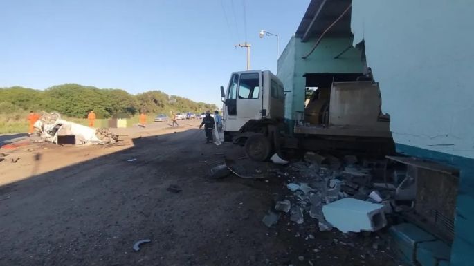 Falleció un joven al chocar el auto en un local comercial