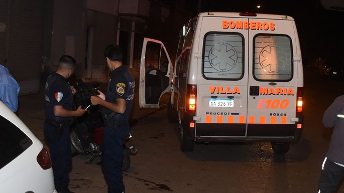 Tres heridos por un choque de motos en una esquina con semáforos