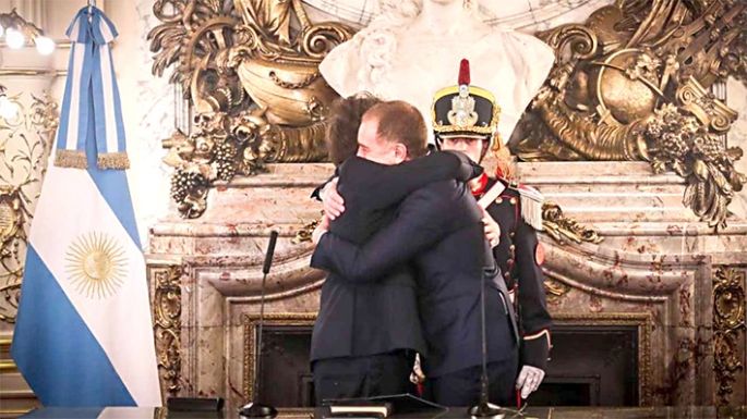 Javier Milei le tomó juramento a Santilli