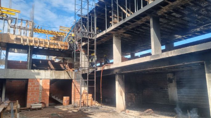 Incendio en obra de construcción en barrio Parque Norte