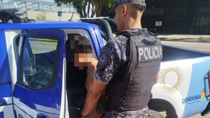 Un detenido por desobediencia y otro por robar un champagne