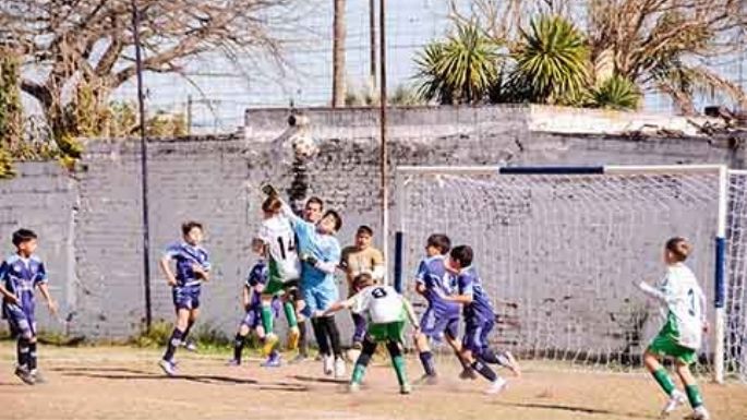 Mientras las pibas juegan, ellos descansan