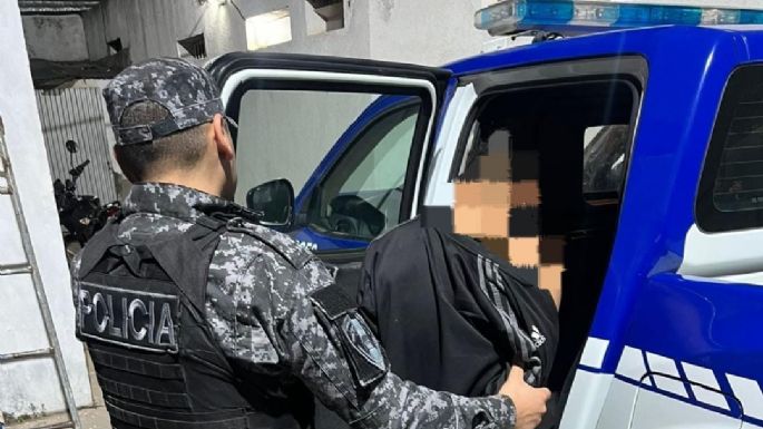 Lo encontraron dentro de una casa y huyó por los techos