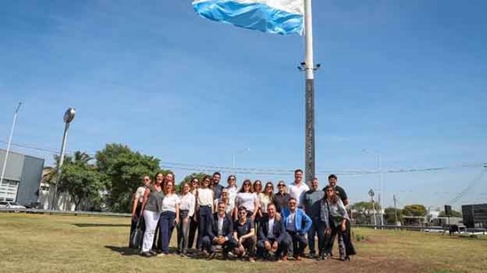 Inauguraron un gran mástil