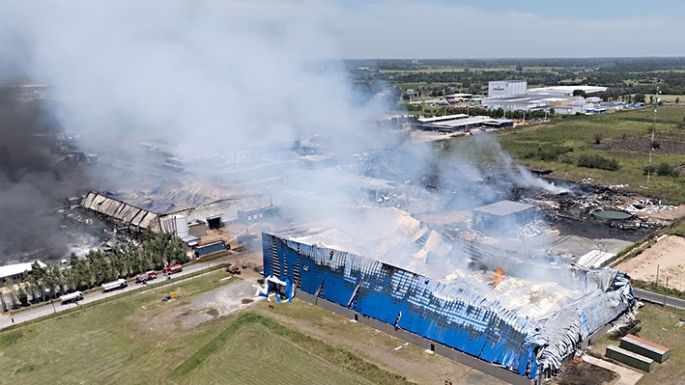 Se reavivó el fuego en el Polo Industrial de Ezeiza