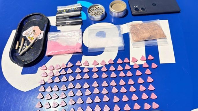 Lo pararon por exceso de velocidad y tenía drogas