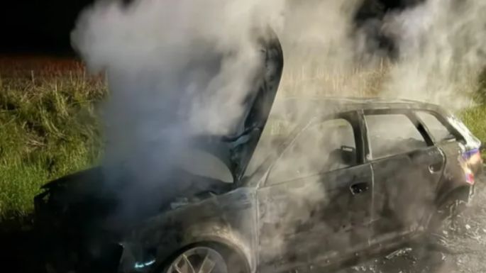 Un automóvil se incendió por completo en la ruta 