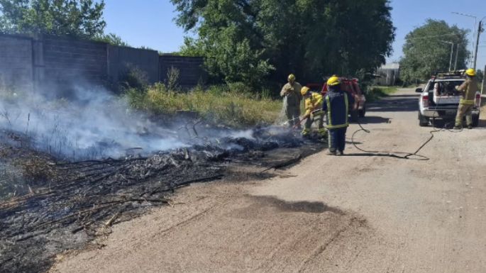 Controlaron un incendio que se propagaba hacia un tanque de combustible