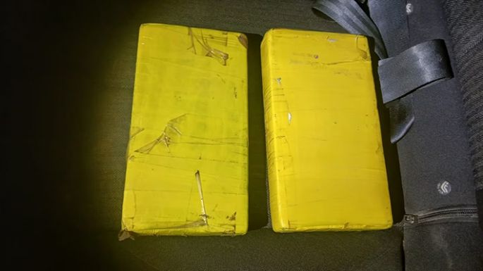 Detuvieron a una expolicía bellvillense que llevaba dos “ladrillos” de cocaína en el auto