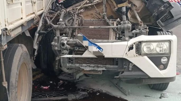 Fuerte choque de dos camiones: un conductor trasladado al Hospital