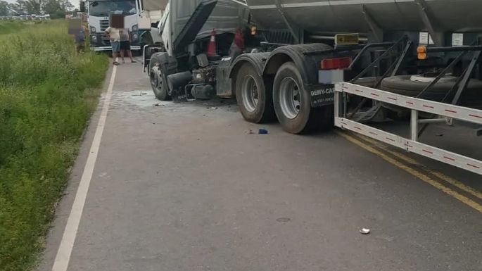 Fuerte choque de dos camiones: un conductor trasladado al Hospital