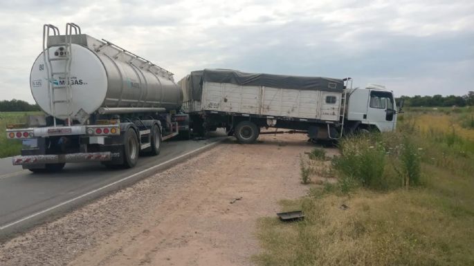 Fuerte choque de dos camiones: un conductor trasladado al Hospital