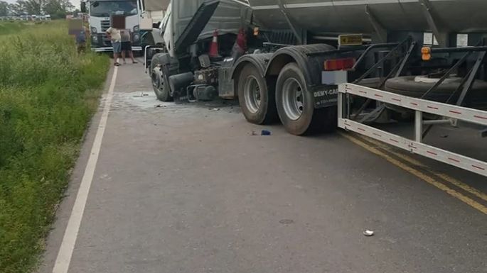 Camionero hospitalizado tras una impresionante colisión