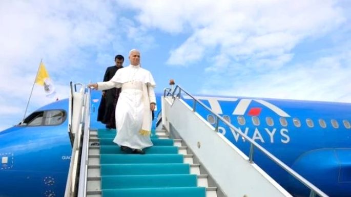 El avión del Papa entró al “service”
