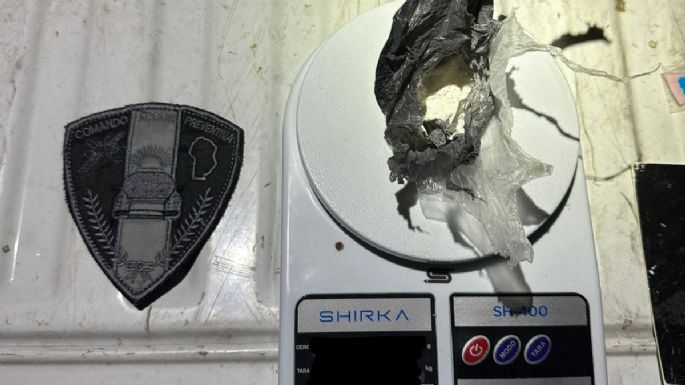 Iban en moto en la madrugada, los frenaron y tenían cocaína y balanza