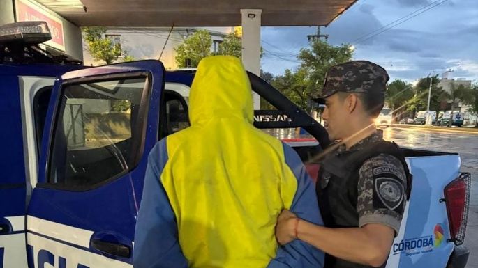 Iban en moto en la madrugada, los frenaron y tenían cocaína y balanza